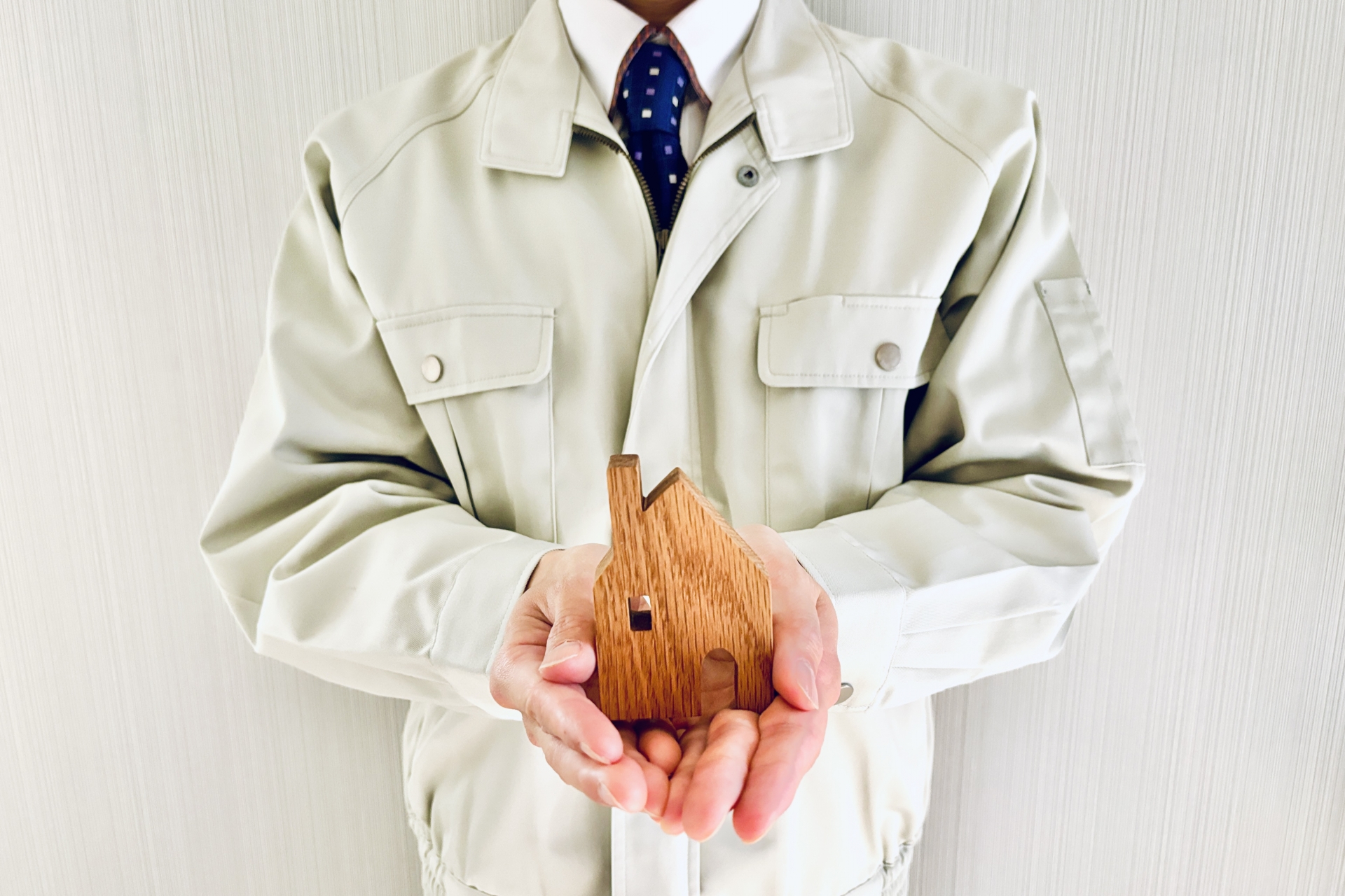 床下を精密に測定するプロの作業員